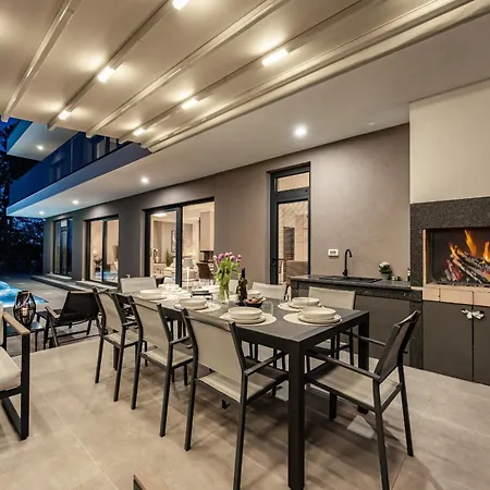 Casa Carla Near Medulin For 10 Persons With 48 M2 Heated Pool And Beautiful Sea View - Pet Friendly 빌라