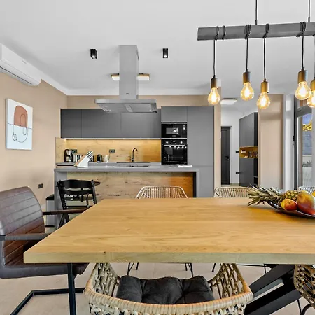 Casa Carla Near Medulin For 10 Persons With 48 M2 Heated Pool And Beautiful Sea View - Pet Friendly וילה *