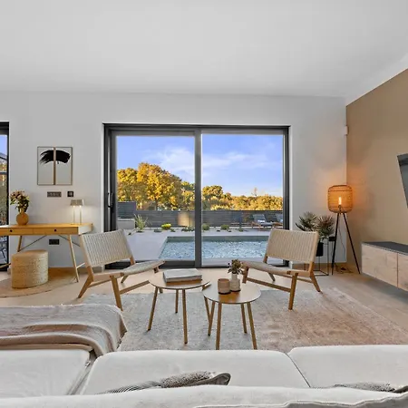 Casa Carla Near Medulin For 10 Persons With 48 M2 Heated Pool And Beautiful Sea View - Pet Friendly וילה