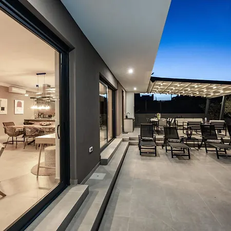 Casa Carla Near Medulin For 10 Persons With 48 M2 Heated Pool And Beautiful Sea View - Pet Friendly וילה Ližnjan
