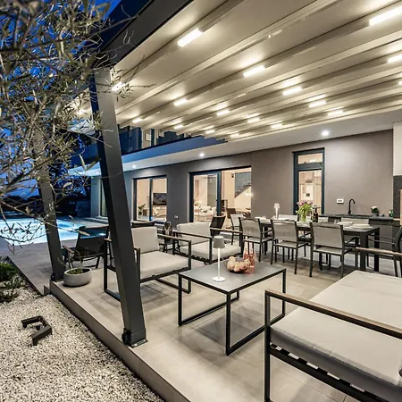 Casa Carla Near Medulin For 10 Persons With 48 M2 Heated Pool And Beautiful Sea View - Pet Friendly וילה