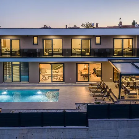 Casa Carla Near Medulin For 10 Persons With 48 M2 Heated Pool And Beautiful Sea View - Pet Friendly וילה *