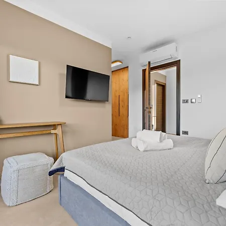 Casa Carla Near Medulin For 10 Persons With 48 M2 Heated Pool And Beautiful Sea View - Pet Friendly Ližnjan