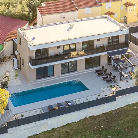 Casa Carla Near Medulin For 10 Persons With 48 M2 Heated Pool And Beautiful Sea View - Pet Friendly 빌라 *