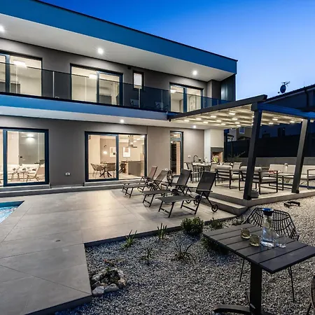 Casa Carla Near Medulin For 10 Persons With 48 M2 Heated Pool And Beautiful Sea View - Pet Friendly וילה
