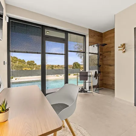 Casa Carla Near Medulin For 10 Persons With 48 M2 Heated Pool And Beautiful Sea View - Pet Friendly וילה *